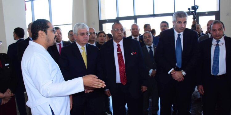 وزير التعليم العالي يزور مستشفى شفاء الأورمان بالأقصر