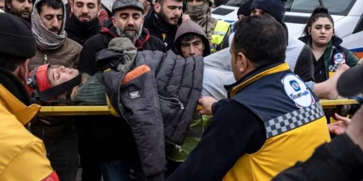 كم يستطيع الإنسان البقاء على قيد الحياة تحت الأنقاض بعد الزلزال ؟