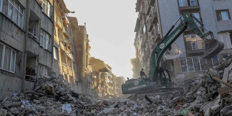 حصيلة ضحايا الزلزال في تركيا وسوريا تقترب من 42 ألفا