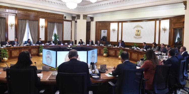 رئيس وزراء مصر يترأس إجتماع المجموعة الإقتصادية