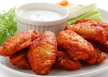 مسؤولة طعام في مدرسة تسرق 1.5 مليون دولار من طلبات أجنحة الدجاج