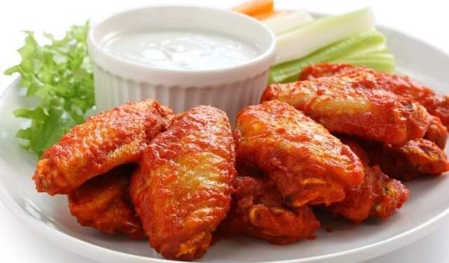 مسؤولة طعام في مدرسة تسرق 1.5 مليون دولار من طلبات أجنحة الدجاج