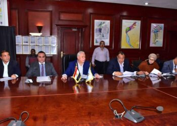 محافظ الأقصر يناقش اعتماد المخططات التفصيلية لمدن إسنا والطود