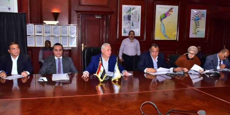 محافظ الأقصر يناقش اعتماد المخططات التفصيلية لمدن إسنا والطود