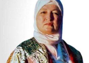 على ضوء شجرةٍ مضيئةٍ …