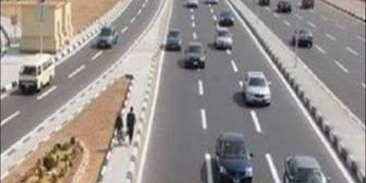 لتفادي الزحام.. غلق محور المشير الغربى لتنفيذ كوبرى مشاه