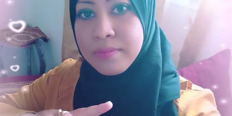 قادمة أنا بين المقاصلْ …