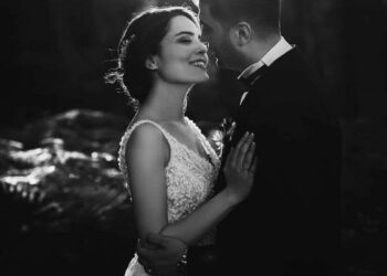 أحبُّكَ موجاً ينادمُ بحرا …