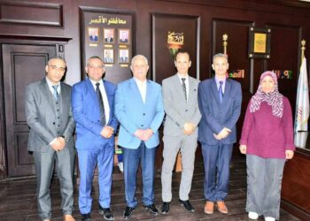 محافظ الأقصر يستقبل وفد وزارتى التنمية المحلية والزراعه