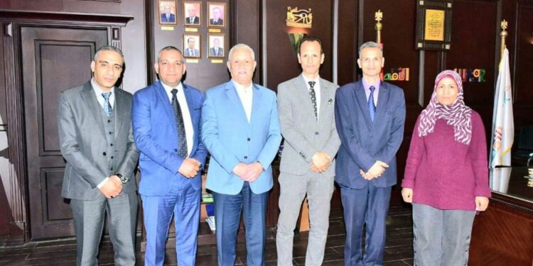 محافظ الأقصر يستقبل وفد وزارتى التنمية المحلية والزراعه