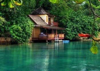 حلمت بكوخِ في حضن الجبال …