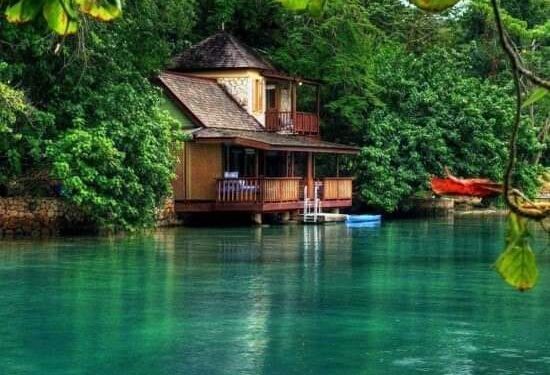 حلمت بكوخِ في حضن الجبال …