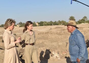 زاهي حواس يستقبل ملكة بلجيكا بالمدينة الذهبية