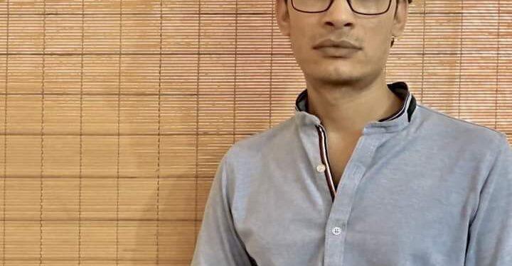 وأمى تحرّكُ مِغزلَها فى الهواءْ …