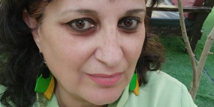 أُحِبُّكَ..أُحِبُّكَ..أُحِبُّكَ..