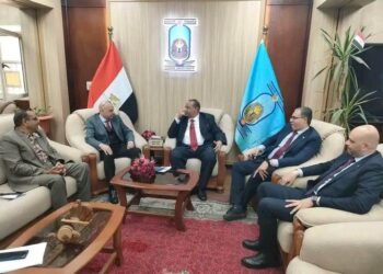 رئيس جامعة الأقصر يبحث مع وفد البنك الأهلى آليات إصدار الكارت الذكي