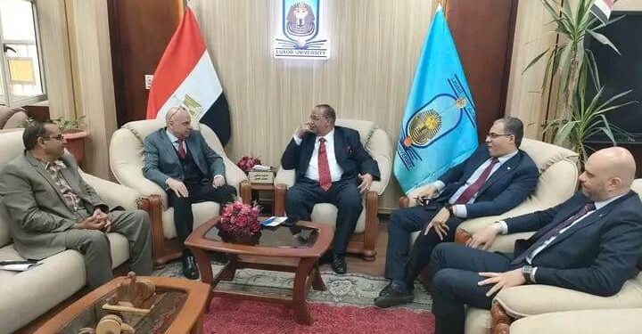 رئيس جامعة الأقصر يبحث مع وفد البنك الأهلى آليات إصدار الكارت الذكي