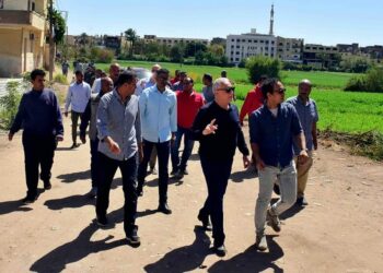 محافظ الأقصر يتفقد عددا من مشروعات الطرق