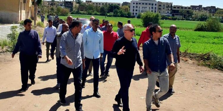 محافظ الأقصر يتفقد عددا من مشروعات الطرق