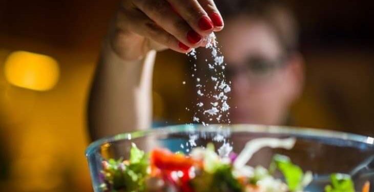 تقليل كمية الملح قد يزيد من خطر الموت المبكر