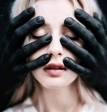 غارق في ملح يديك …