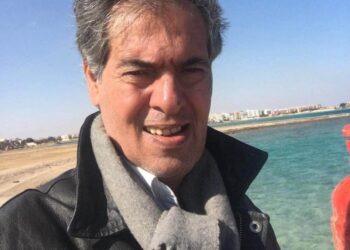 قَصِيدَةٌ لِلْحَالِمِينَ  …