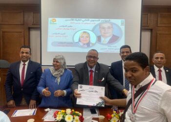 رئيس جامعة الأقصر يكرم “فرسان الإرادة”