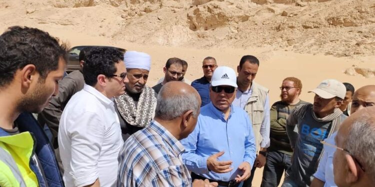 وزير النقل يتفقد مسار الخط الثاني للقطار الكهربائي السريع من اكتوبر حتى أبوسمبل
