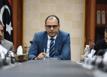 وزير الصحة: قرابة 7 مليار دينار تم صرفها لجهاز الإمداد الطبي للعامين 2021-2022 والمستشفيات لاتزال تفتقر لأبسط الاحتياجات    ريم العبدلي-ليبيا  صرح الدكتور عثمان عبد الجليل وزير الصحة بالحكومة الليبية بأن سوء الإدارة واستشراء الفساد الذي يجري في أروقة جهاز الامداد الطبي في طرابلس قد بلغ حداً لا يمكن السكوت عليه لأنه يسبب ضرراً كبيراً بمصلحة الوطن وصحة المواطن.  حيث أشار السيد الوزير أنه وحسب الرد الذي وجهه مصرف ليبيا المركزي لوزير الصحة المؤرخ في 22 فبراير 2023 والذي ذكر فيه بأن ما تم تنفيذه من اعتمادات في 2021-2022 قد بلغ مليار دولار أي ما يقارب 5.3 مليار دينار بالإضافة إلى 397 مليون دولار أي ما يعادل 1.7 مليار وسبعمئة  دينار، وبذلك تكون القيمة المصروفة على الامداد الطبي وهو المختص باستجلاب الأدوية حوالي 7 مليار دينار في حين نجد أن جميع المستشفيات  تعاني من عدم  توفر أبسط المستلزمات الطبية  المتمثلة في الحقن والقفازات ناهيك عن النقص الحاد في الأدوية المنقذة للحياة والأدوية التخصصية حيث نجد أن المصابين بمختلف الأمراض مثل داء السكري والأورام وغيرهم يعانون بشكل مضني في الحصول على الدواء ويلجأون في معظم الأحيان إلى شراء احتياجاتهم من الأدوية الضرورية على حسابهم الخاص وهذا أمر غير مقبول على الإطلاق خاصة وأن القانون الصحي رقم 106 يضمن مجانية العلاج لكل المواطنين ويكفل توفير الدواء لهم.  لافتاً عبد الجليل إلى أن استراتيجية الوزارة لإنقاذ القطاع الصحي من الانهيار ستكون بالتوجه إلى استخدام التقنية والعمل على تنفيذ مشروع نظام إدارة معلومات موحد (التحول الرقمي) وهو نظام سيعمل على ربط جميع المؤسسات الصحية من مستشفيات ومراكز تخصصية وصيدليات ومختبرات تحاليل ومراكز تشخيص سواء كانت تتبع للقطاع العام أو الخاص وكذلك منظومات الشراء في هذه المرافق وجهاز الامداد الطبي في داخل ليبيا في منظومة واحدة يسهل من خلالها توفير كل الاحتياجات بسلاسة والحد من الفساد المستشري الآن.   كما افاد عبدالجليل بأن هذا النظام سيعتمد على اصدار واستخدام بطاقة صحية الكترونية لكل مواطن تحمل تاريخه الصحي وكل ما يتم بخصوصه من كشوفات وتحاليل ووصفات طبية بدقة كبيرة مما يسهل تبادل معلومات المرضى بين المرافق الصحية الأمر الذي سيمكن المريض من الحصول على الخدمة الصحية المطلوبة ومتابعة حالته الصحية وحصوله على الادوية والرعاية اللازمة بأيسر الطرق ويمهد الطريق أمام تطبيق نظام التأمين الصحي الشامل.    وفي ذات السياق قال الدكتور عبد الجليل أن: “أحد المشاكل الكبرى التي تواجه الوزارة هو غياب سيطرة الدولة على شراء ونقل وتخزين وتوزيع واستهلاك الأدوية في البلاد الأمر الذي يسبب في غياب جودة الدواء في كثير من الأحيان وأن الوزارة تعمل على وضع حلول جذرية لهذا الأمر وذلك من خلال إنشاء الصيدلية المركزية وجعلها القناة الوحيدة التي من خلالها وتحت إشرافها يتم توريد الدواء داخل البلاد بالمشاركة مع القطاع الخاص. ماضياً في القول: أن ليبيا ربما هي الدولة الوحيدة التي لا تسيطر على استيراد وتخزين وتوزيع واستهلاك الأدوية، وأن الدولة قامت في عام 2006 بالسماح للشركات الخاصة بتوريد الأدوية وهناك شركات لديها وكالات لشركات عالمية موثوقة، ولكن في المقابل يوجد شركات صغيرة غير حريصة على جودة الدواء أو ما يعرف بـ”شركات الشنطة” والمواطن لا يعلم ظروف نقلها وتخزينها.  وأكد عبدالجليل على أن حجم الاستهتار بصحة المواطن قد وصل إلى وجود أسواق جملة لبيع الأدوية في العديد من المدن الليبية دون رقيب ولا حسيب وكأنها محال لبيع الخضروات والسلع الغذائية وهذا ما زاد الطين بِلة وأظهر اختلال قاعدة الخدمات الصحية وجودتها ومتابعتها بشكل صحيح. واسترسل قائلاً: أن هناك تقصير من مركز الرقابة على الأدوية كونها الجهة المختصة بمتابعة وتقييم جودة الدواء مع احترام مجهوداتهم، ولكن لم نسمع عن حملات تفتيشية قد قاموا بها على الصيدليات أو إجراء تحاليل للأدوية المعروضة في الصيدليات.   وأكد د. عبد الجليل على أن الدولة ستنتهج تنظيم توريد الأدوية وستكون المسؤولة عن الاستيراد والتخزين والنقل بمشاركة شركات القطاع الخاص الوكيلة لشركات عالمية تحت رقابة الدولة وعن طريق “الصيدلية المركزية” التي سيتم انشاؤها وستكون الجهة الوحيدة المخولة بتوريد الأدوية وتوزيعها بطرق صحيحة سواء على القطاعين العام والخاص. كما أنه سيتم تحديد شروط محددة لمصانع الأدوية التي سيتم التعامل معها وتوريد الدواء فقط من المصانع التي تكون لها شهائد جودة معتمدة دولياً وإعطاء الشركات الخاصة فرصة المشاركة في هذه المناقصات بمعايير وشروط صارمة.