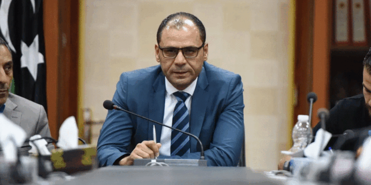 وزير الصحة: قرابة 7 مليار دينار تم صرفها لجهاز الإمداد الطبي للعامين 2021-2022 والمستشفيات لاتزال تفتقر لأبسط الاحتياجات ريم العبدلي-ليبيا صرح الدكتور عثمان عبد الجليل وزير الصحة بالحكومة الليبية بأن سوء الإدارة واستشراء الفساد الذي يجري في أروقة جهاز الامداد الطبي في طرابلس قد بلغ حداً لا يمكن السكوت عليه لأنه يسبب ضرراً كبيراً بمصلحة الوطن وصحة المواطن. حيث أشار السيد الوزير أنه وحسب الرد الذي وجهه مصرف ليبيا المركزي لوزير الصحة المؤرخ في 22 فبراير 2023 والذي ذكر فيه بأن ما تم تنفيذه من اعتمادات في 2021-2022 قد بلغ مليار دولار أي ما يقارب 5.3 مليار دينار بالإضافة إلى 397 مليون دولار أي ما يعادل 1.7 مليار وسبعمئة دينار، وبذلك تكون القيمة المصروفة على الامداد الطبي وهو المختص باستجلاب الأدوية حوالي 7 مليار دينار في حين نجد أن جميع المستشفيات تعاني من عدم توفر أبسط المستلزمات الطبية المتمثلة في الحقن والقفازات ناهيك عن النقص الحاد في الأدوية المنقذة للحياة والأدوية التخصصية حيث نجد أن المصابين بمختلف الأمراض مثل داء السكري والأورام وغيرهم يعانون بشكل مضني في الحصول على الدواء ويلجأون في معظم الأحيان إلى شراء احتياجاتهم من الأدوية الضرورية على حسابهم الخاص وهذا أمر غير مقبول على الإطلاق خاصة وأن القانون الصحي رقم 106 يضمن مجانية العلاج لكل المواطنين ويكفل توفير الدواء لهم. لافتاً عبد الجليل إلى أن استراتيجية الوزارة لإنقاذ القطاع الصحي من الانهيار ستكون بالتوجه إلى استخدام التقنية والعمل على تنفيذ مشروع نظام إدارة معلومات موحد (التحول الرقمي) وهو نظام سيعمل على ربط جميع المؤسسات الصحية من مستشفيات ومراكز تخصصية وصيدليات ومختبرات تحاليل ومراكز تشخيص سواء كانت تتبع للقطاع العام أو الخاص وكذلك منظومات الشراء في هذه المرافق وجهاز الامداد الطبي في داخل ليبيا في منظومة واحدة يسهل من خلالها توفير كل الاحتياجات بسلاسة والحد من الفساد المستشري الآن. كما افاد عبدالجليل بأن هذا النظام سيعتمد على اصدار واستخدام بطاقة صحية الكترونية لكل مواطن تحمل تاريخه الصحي وكل ما يتم بخصوصه من كشوفات وتحاليل ووصفات طبية بدقة كبيرة مما يسهل تبادل معلومات المرضى بين المرافق الصحية الأمر الذي سيمكن المريض من الحصول على الخدمة الصحية المطلوبة ومتابعة حالته الصحية وحصوله على الادوية والرعاية اللازمة بأيسر الطرق ويمهد الطريق أمام تطبيق نظام التأمين الصحي الشامل. وفي ذات السياق قال الدكتور عبد الجليل أن: “أحد المشاكل الكبرى التي تواجه الوزارة هو غياب سيطرة الدولة على شراء ونقل وتخزين وتوزيع واستهلاك الأدوية في البلاد الأمر الذي يسبب في غياب جودة الدواء في كثير من الأحيان وأن الوزارة تعمل على وضع حلول جذرية لهذا الأمر وذلك من خلال إنشاء الصيدلية المركزية وجعلها القناة الوحيدة التي من خلالها وتحت إشرافها يتم توريد الدواء داخل البلاد بالمشاركة مع القطاع الخاص. ماضياً في القول: أن ليبيا ربما هي الدولة الوحيدة التي لا تسيطر على استيراد وتخزين وتوزيع واستهلاك الأدوية، وأن الدولة قامت في عام 2006 بالسماح للشركات الخاصة بتوريد الأدوية وهناك شركات لديها وكالات لشركات عالمية موثوقة، ولكن في المقابل يوجد شركات صغيرة غير حريصة على جودة الدواء أو ما يعرف بـ”شركات الشنطة” والمواطن لا يعلم ظروف نقلها وتخزينها. وأكد عبدالجليل على أن حجم الاستهتار بصحة المواطن قد وصل إلى وجود أسواق جملة لبيع الأدوية في العديد من المدن الليبية دون رقيب ولا حسيب وكأنها محال لبيع الخضروات والسلع الغذائية وهذا ما زاد الطين بِلة وأظهر اختلال قاعدة الخدمات الصحية وجودتها ومتابعتها بشكل صحيح. واسترسل قائلاً: أن هناك تقصير من مركز الرقابة على الأدوية كونها الجهة المختصة بمتابعة وتقييم جودة الدواء مع احترام مجهوداتهم، ولكن لم نسمع عن حملات تفتيشية قد قاموا بها على الصيدليات أو إجراء تحاليل للأدوية المعروضة في الصيدليات. وأكد د. عبد الجليل على أن الدولة ستنتهج تنظيم توريد الأدوية وستكون المسؤولة عن الاستيراد والتخزين والنقل بمشاركة شركات القطاع الخاص الوكيلة لشركات عالمية تحت رقابة الدولة وعن طريق “الصيدلية المركزية” التي سيتم انشاؤها وستكون الجهة الوحيدة المخولة بتوريد الأدوية وتوزيعها بطرق صحيحة سواء على القطاعين العام والخاص. كما أنه سيتم تحديد شروط محددة لمصانع الأدوية التي سيتم التعامل معها وتوريد الدواء فقط من المصانع التي تكون لها شهائد جودة معتمدة دولياً وإعطاء الشركات الخاصة فرصة المشاركة في هذه المناقصات بمعايير وشروط صارمة.