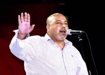 ولقيتها واقفة بتشتري …