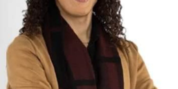 تَدْنُو فَتَقْتُلُنِى …