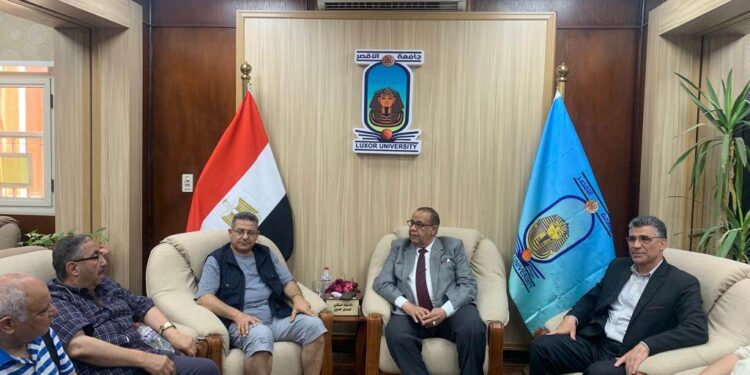 رئيس جامعة الأقصر يستقبل وفد جمعية زمالة الكيمياء المصرية