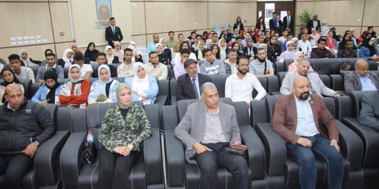 جامعة طيبة بالاقصر تشارك في الندوة التثقيفية “أسلوب مواجهة الشائعات وتوقعها”