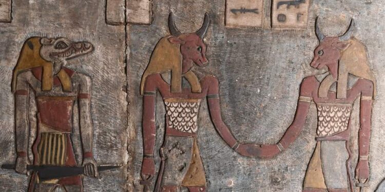 الكشف عن زودياك كامل لأول مرة بسقف معبد إسنا