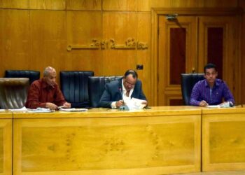 السكرتير العام للاقصر يستمع لشكاوى المواطنين