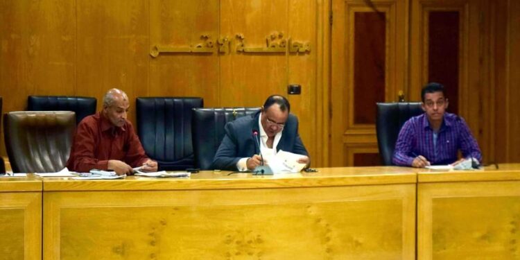 السكرتير العام للاقصر يستمع لشكاوى المواطنين