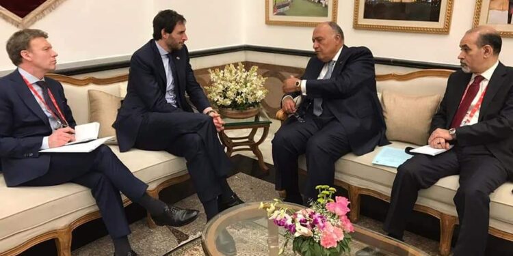 شكري يبحث مع نظيره الهولندي سبل تعزيز العلاقات الثنائية