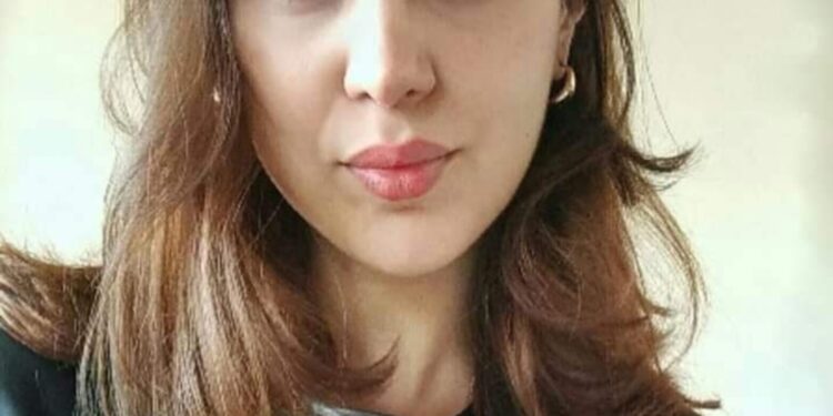 أغمضُ قلبى …