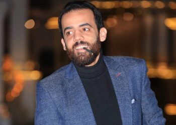 بِى شَاعِرٌ لَا يَسْتَرِيحُ …