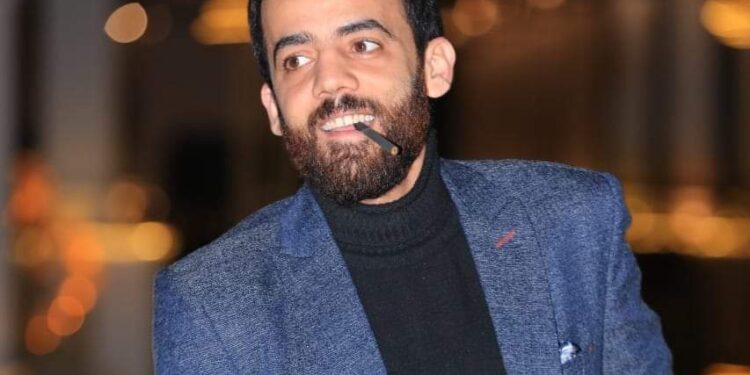 بِى شَاعِرٌ لَا يَسْتَرِيحُ …