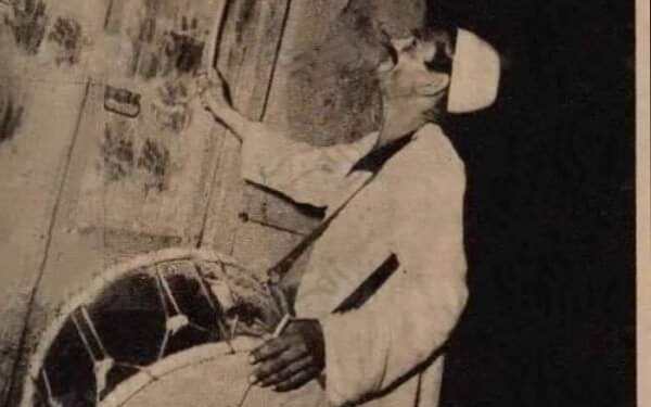 “المسحراتي” أيقونة رمضانية بالطبلة