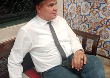 بين أسناني غراب …