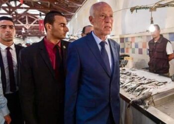 ضع عيْنكَ اليُمنى في ثقبِ العبارةِ وتلصّصْ باليُسرَى …