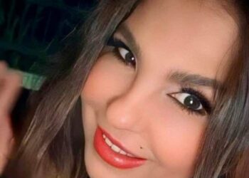 رجلٌ يَركضُ في دمـي …