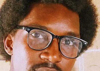 يلون الشّاعرُ أصابعة بالبحرِ …