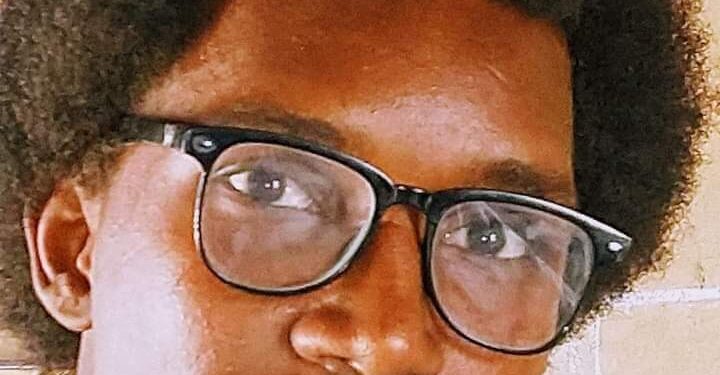 يلون الشّاعرُ أصابعة بالبحرِ …