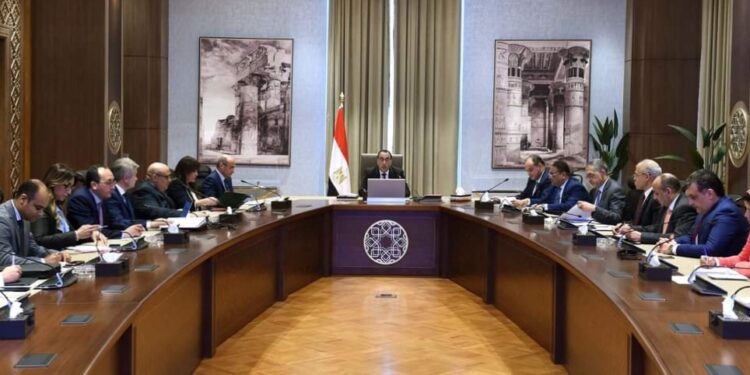 رئيس الوزراء يعقد إجتماعاً لبحث سُبل النهوض بالمناطق الإستثمارية والصناعية