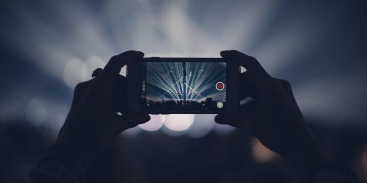 توقعات بنمو سوق البث المباشر العالمي إلى  4.3 مليار دولار بحلول 2028  