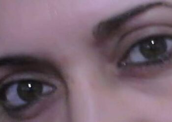 يترقرق الدمع داخل عيناى …